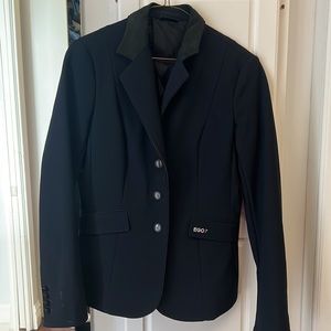 Equestrian jacket in great shape. Navy in color. Fits like 4/6. It's a EU 36
